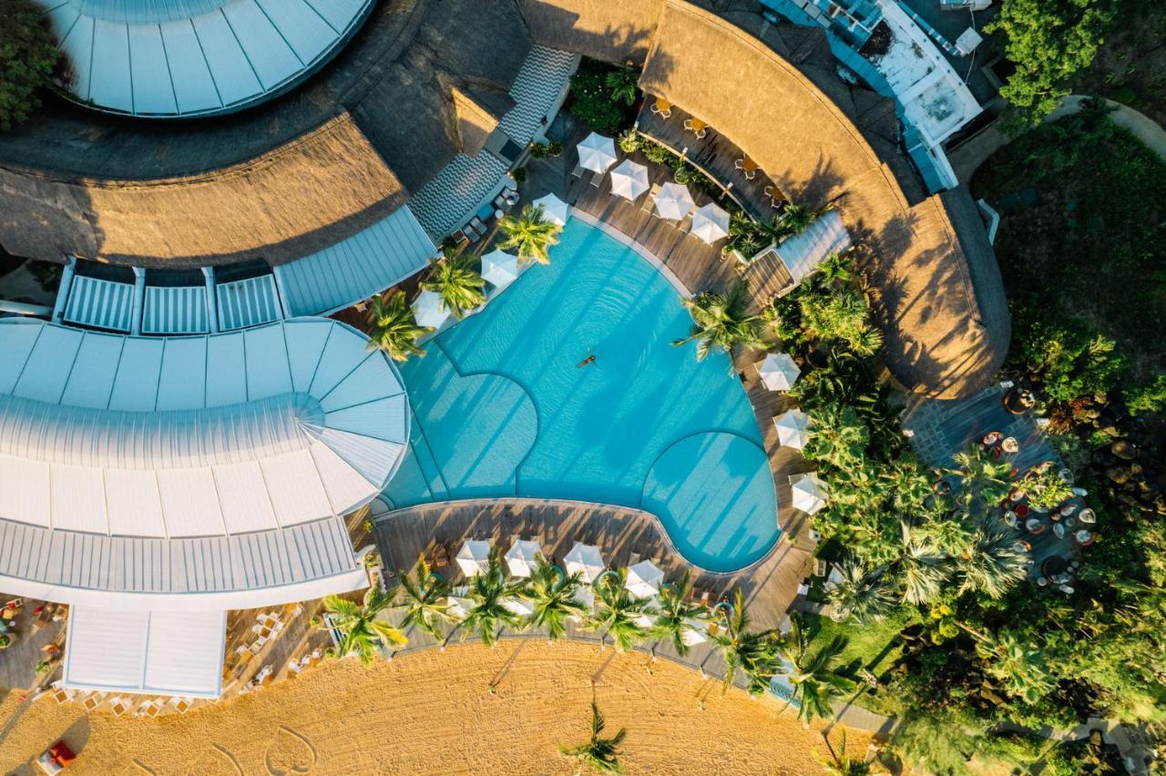 Lux* Grand Gaube Resort & Villas Exteriör bild Aerial view of the pool
