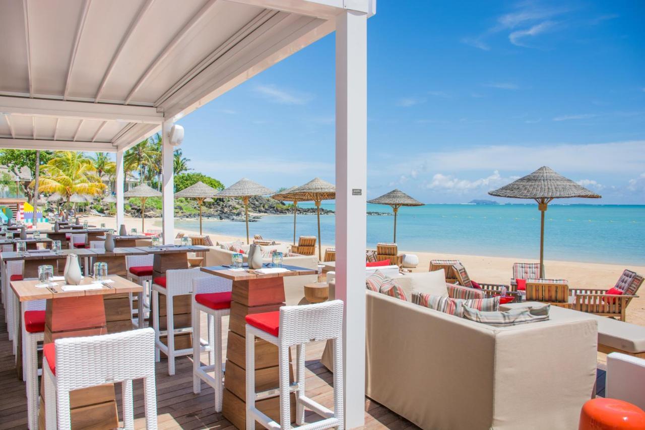 Lux* Grand Gaube Resort & Villas Exteriör bild Beachfront dining at the resort