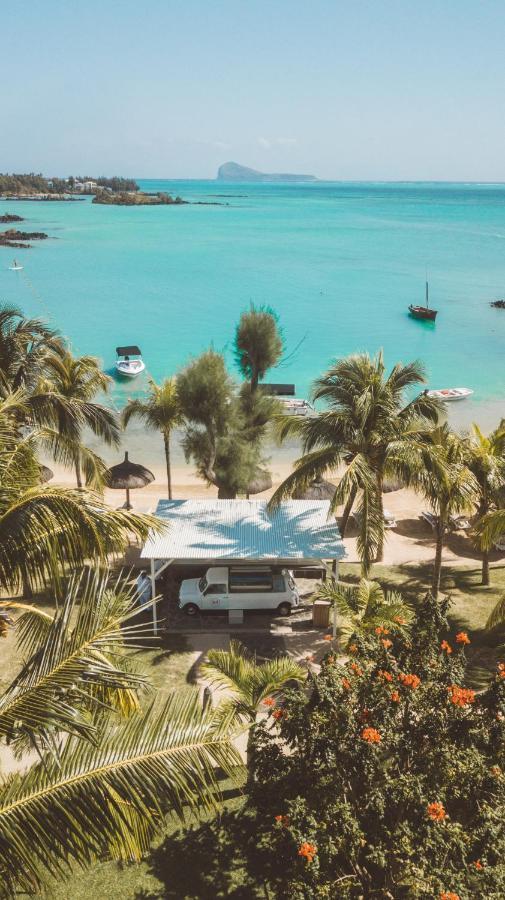 Lux* Grand Gaube Resort & Villas Exteriör bild Beach at the resort