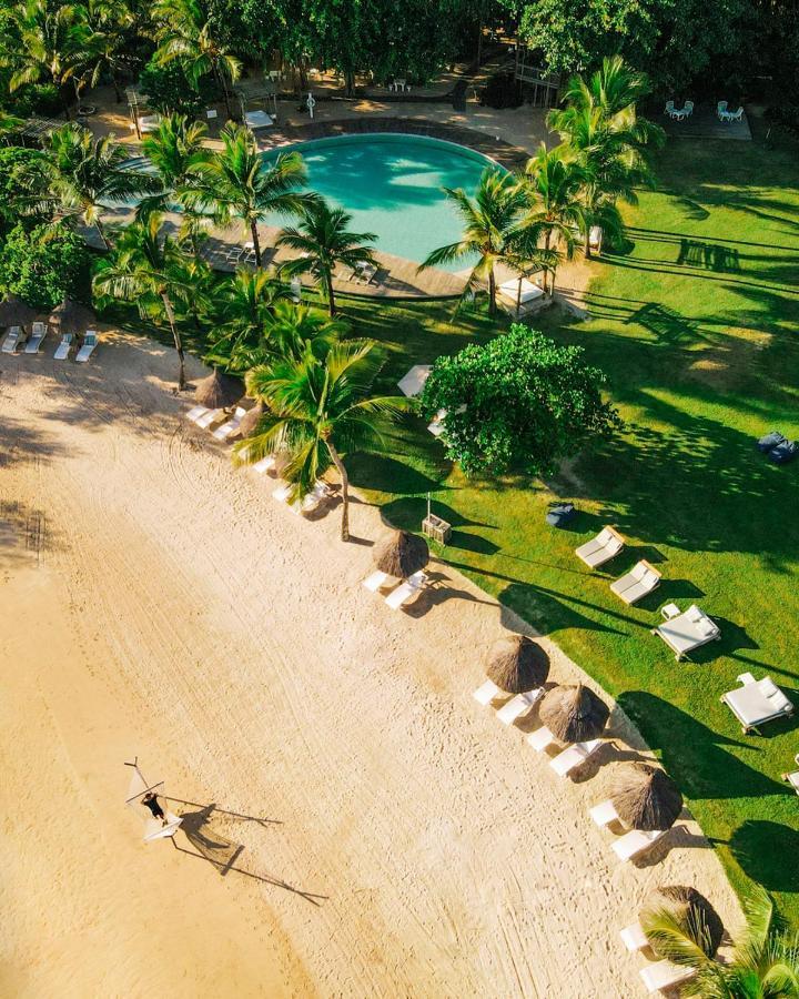 Lux* Grand Gaube Resort & Villas Exteriör bild Aerial view of the beach at the resort