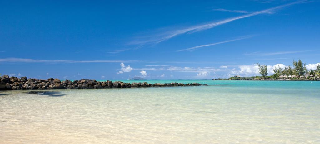 Lux* Grand Gaube Resort & Villas Exteriör bild View of the beach