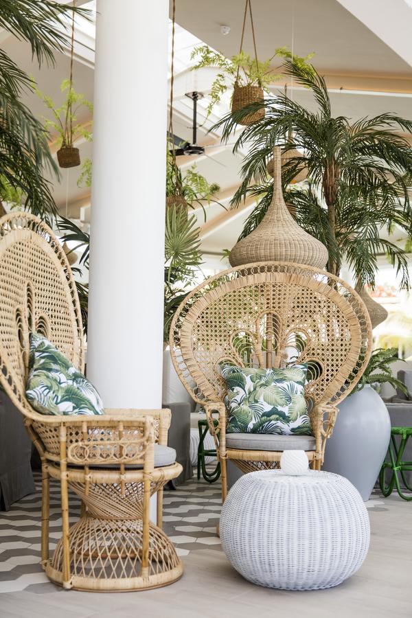 Lux* Grand Gaube Resort & Villas Exteriör bild A pair of peacock chairs