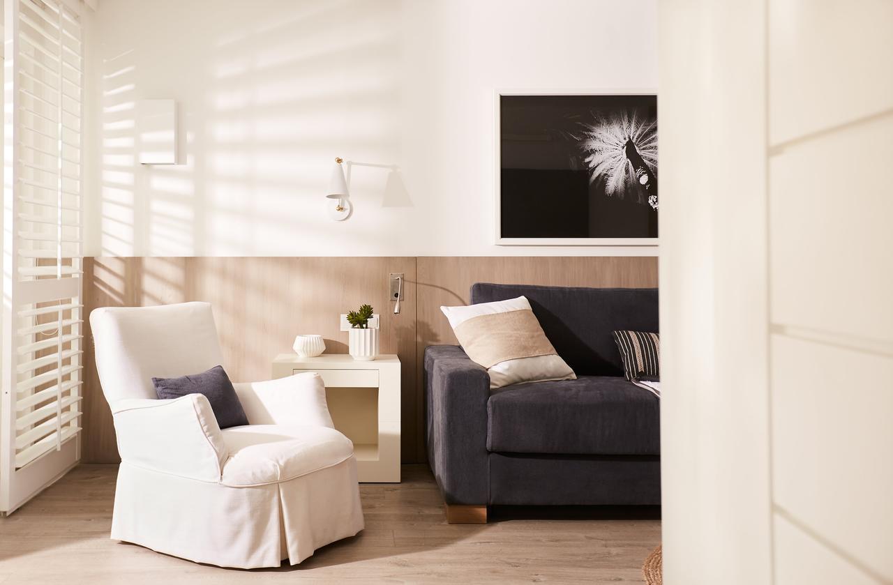 Lux* Grand Gaube Resort & Villas Exteriör bild A living room with a white armchair and a blue sofa