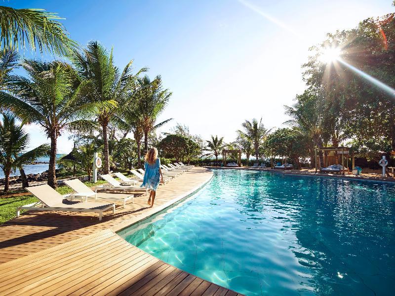 Lux* Grand Gaube Resort & Villas Exteriör bild The pool at the resort