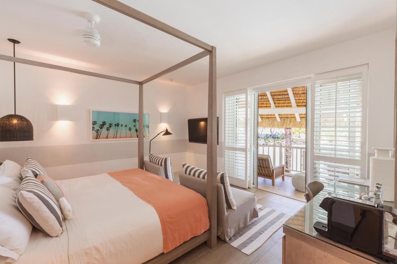 Lux* Grand Gaube Resort & Villas Exteriör bild A bedroom at the Shore Club